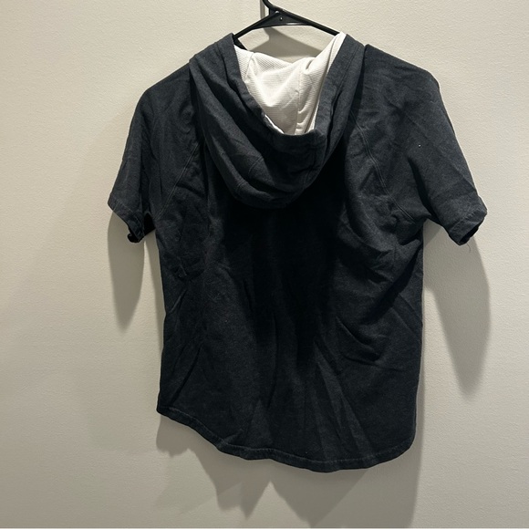 Under armour hooded short sleet top size medium - Picture 4 of 4